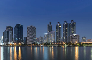 城市夜景璀璨高楼映水面