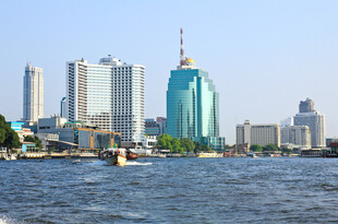 河畔城市天际线景观