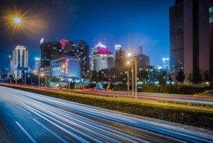 城市夜景中的道路光影