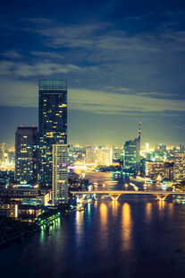城市璀璨夜景灯火映江