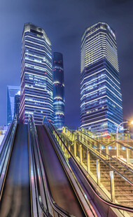 都市夜景中的自动扶梯