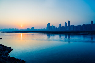 城市湖畔的绝美日落景观