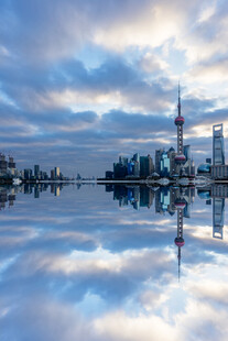 城市天际线与水面倒影美景