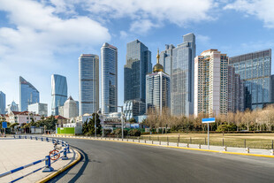 城市道路旁的摩天大楼景观