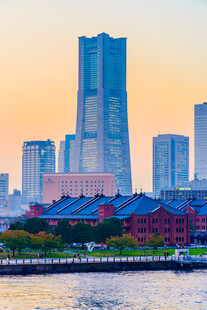 河畔城市风光与传统建筑