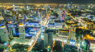 城市璀璨夜景俯瞰图