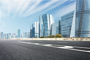 城市宽阔道路与高楼景观