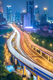 城市夜景中的繁华高架桥