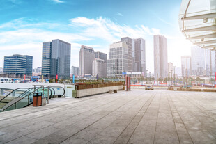 城市广场与远处高楼景观