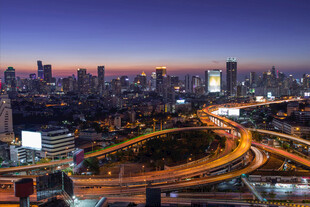 城市夜景中的繁华交通枢纽