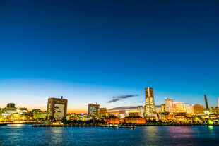 城市河畔绚丽夜景