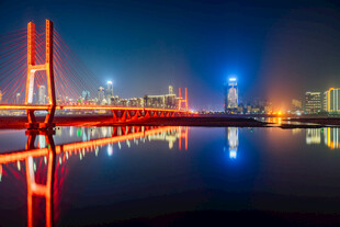 城市桥梁夜景璀璨倒影