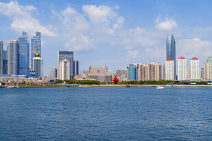 海滨城市现代化天际线