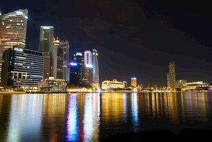新加坡夜景璀璨城市天际线