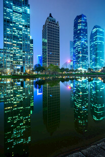 城市夜景湖畔璀璨灯光
