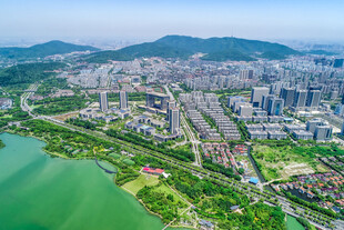 城市河畔风光俯瞰图