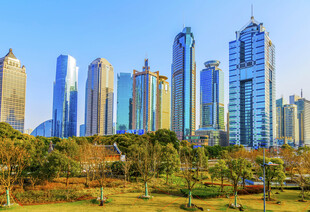 城市高楼与绿地景观