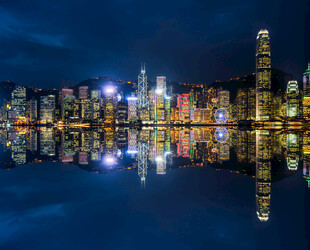 城市璀璨夜景倒影画面