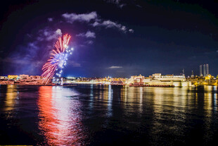 城市河畔绚烂烟花夜景