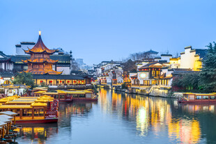 秦淮河畔古建筑夜景风光