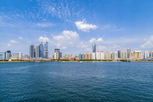 海滨城市天际线美丽风光