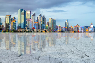 城市天际线与地面倒影景观