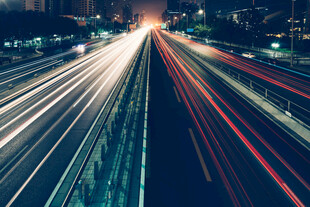 城市道路夜间车流光影