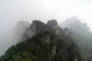 云雾缭绕的壮美山峰