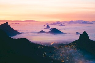 日出云海中的壮丽山峦