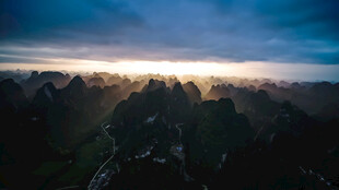 壮丽山峦日出美景