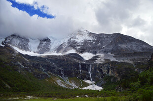 壮丽雪山与山间绿意景观