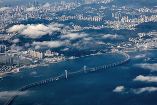 城市跨海大桥壮丽景观
