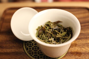 杯中嫩绿茶叶 白茶 福鼎 礼盒