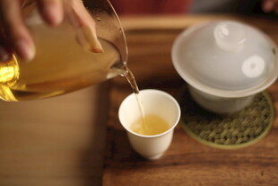 手斟香茗入杯