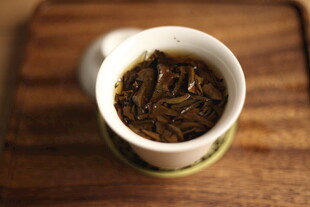杯中茶叶特写
