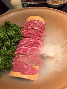 新鲜牛肉切片配翠绿蔬菜