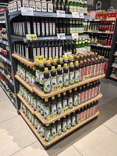 超市调味品购物区域