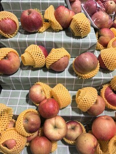 货架上摆放的新鲜苹果
