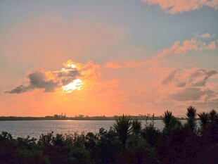 夕阳下的海滨美景