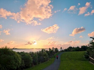 夕阳下的海滨美景