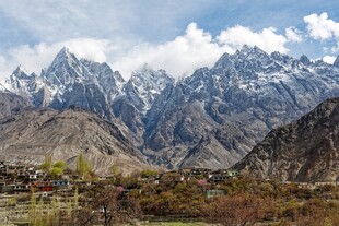壮丽雪山下的山谷风光