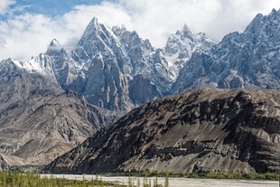 壮丽雪山下的河谷风光