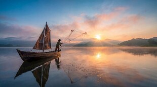 夕阳下湖面的帆船美景