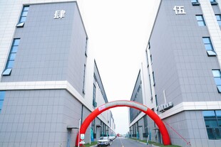 现代建筑间的红色拱门
