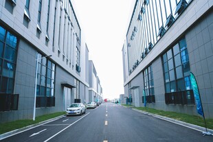 现代工业园区宽阔道路