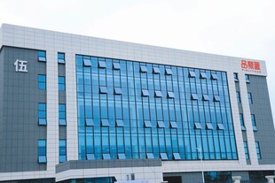 现代风格办公大楼外观