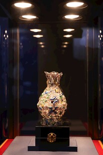 精美古花瓶于展厅展示