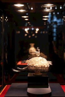 精致糕点展示于灯光下