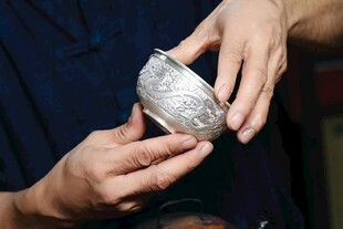 手工银器制作中的专注瞬间