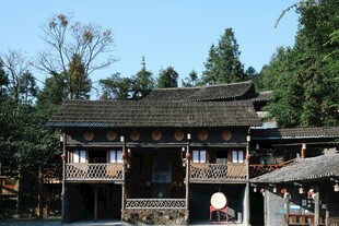传统木质吊脚楼建筑景观